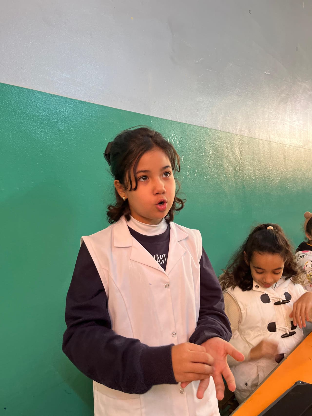 A student explaining her idea