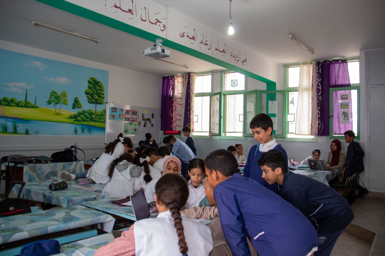 A full classroom working around the tables